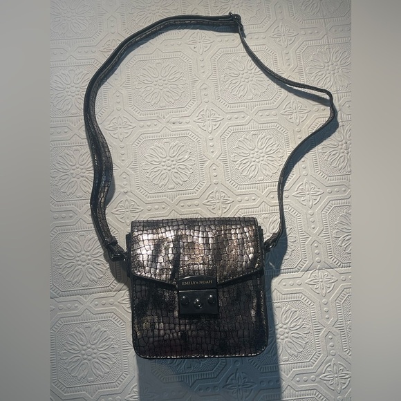 Emily and Noah Black Silver Adjustable cross-body metallic purse - Picture 4 of 16